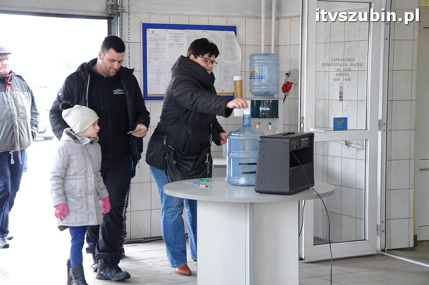 Uszkodzenie linii gazowej na osiedlu leśnym w Szubinie. Ewakuacja części mieszkańców.
