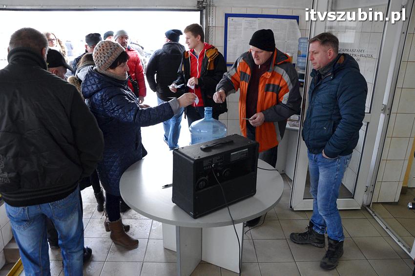 Uszkodzenie linii gazowej na osiedlu leśnym w Szubinie. Ewakuacja części mieszkańców.