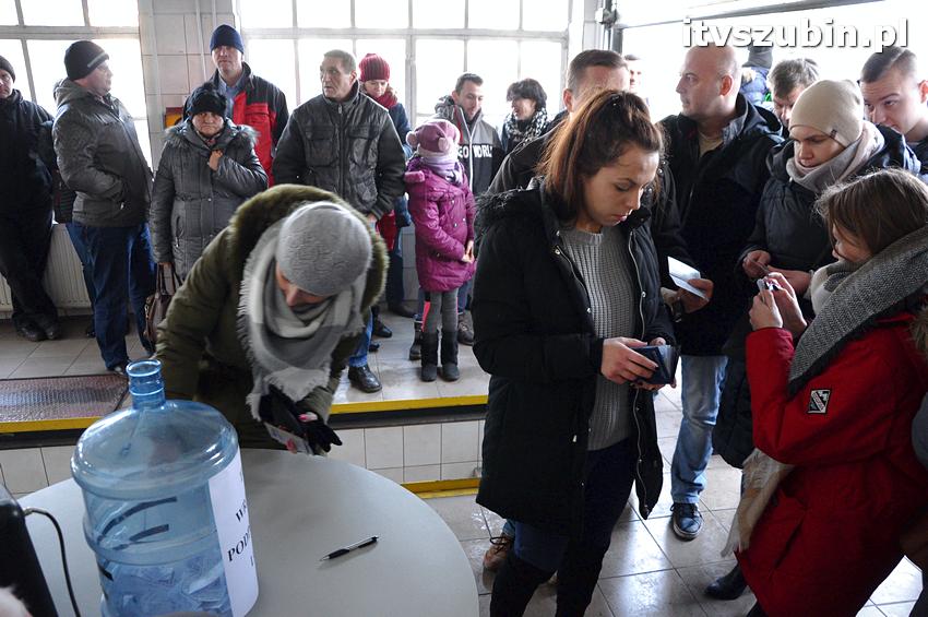 Uszkodzenie linii gazowej na osiedlu leśnym w Szubinie. Ewakuacja części mieszkańców.