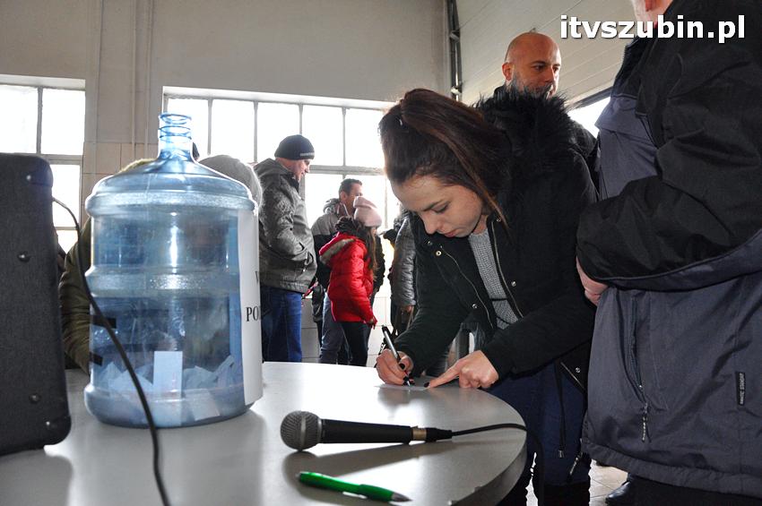 Uszkodzenie linii gazowej na osiedlu leśnym w Szubinie. Ewakuacja części mieszkańców.