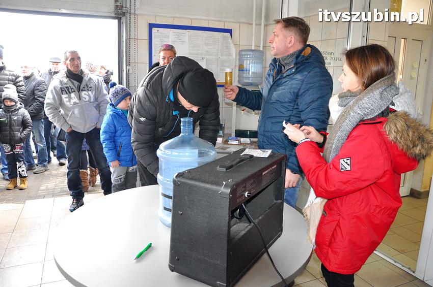 Uszkodzenie linii gazowej na osiedlu leśnym w Szubinie. Ewakuacja części mieszkańców.