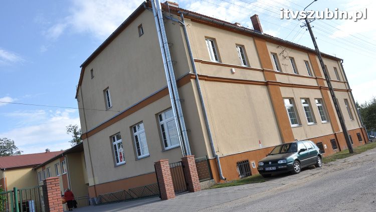 Szkoła w Królikowie ma salę gimnastyczną.