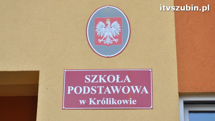 Szkoła w Królikowie ma salę gimnastyczną.