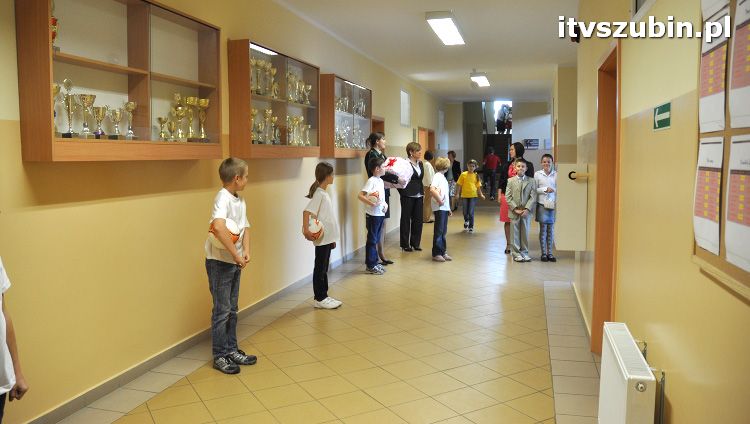 Szkoła w Królikowie ma salę gimnastyczną.