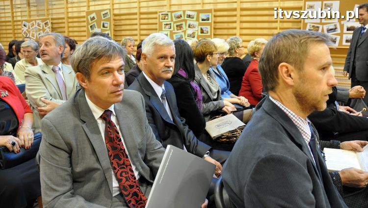 Szkoła w Królikowie ma salę gimnastyczną.