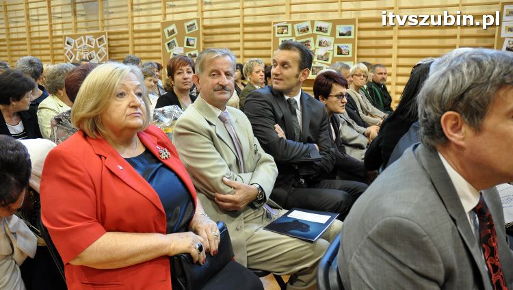 Szkoła w Królikowie ma salę gimnastyczną.