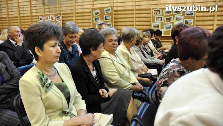 Szkoła w Królikowie ma salę gimnastyczną.