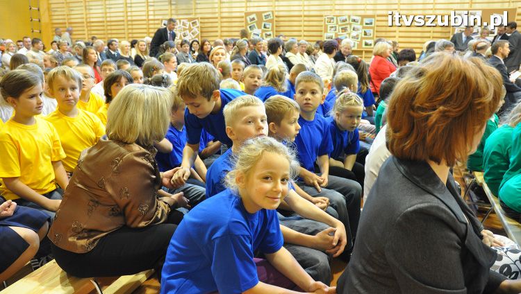 Szkoła w Królikowie ma salę gimnastyczną.