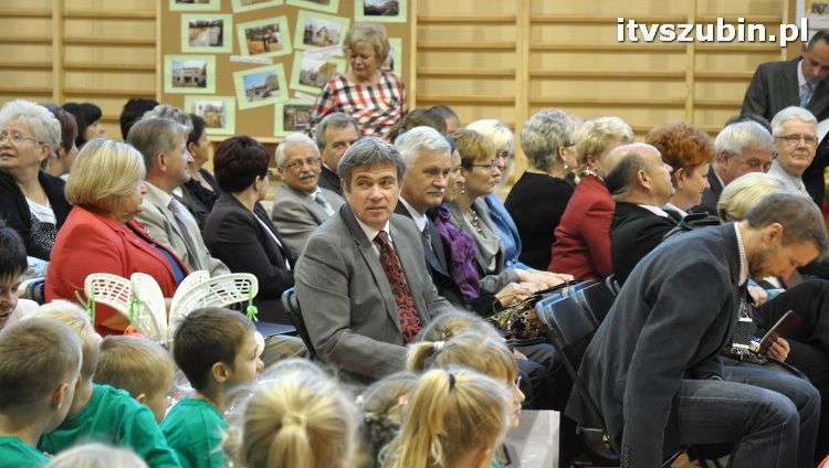 Szkoła w Królikowie ma salę gimnastyczną.