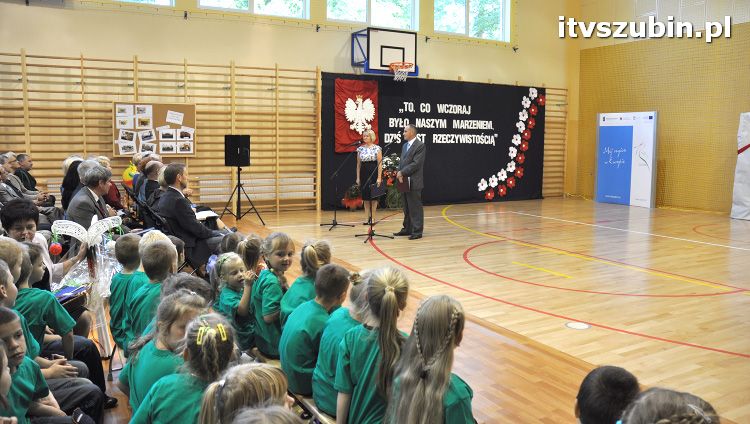 Szkoła w Królikowie ma salę gimnastyczną.