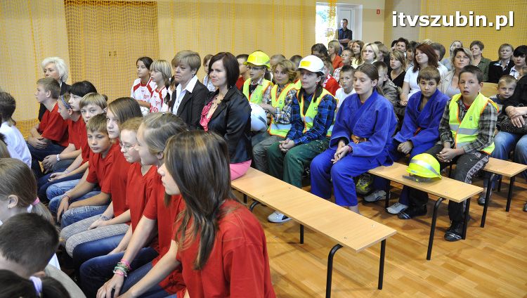 Szkoła w Królikowie ma salę gimnastyczną.