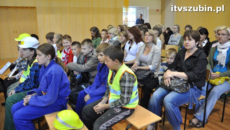 Szkoła w Królikowie ma salę gimnastyczną.