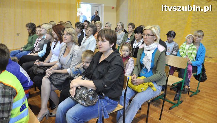 Szkoła w Królikowie ma salę gimnastyczną.