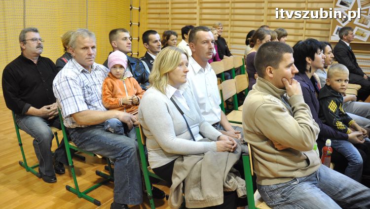 Szkoła w Królikowie ma salę gimnastyczną.