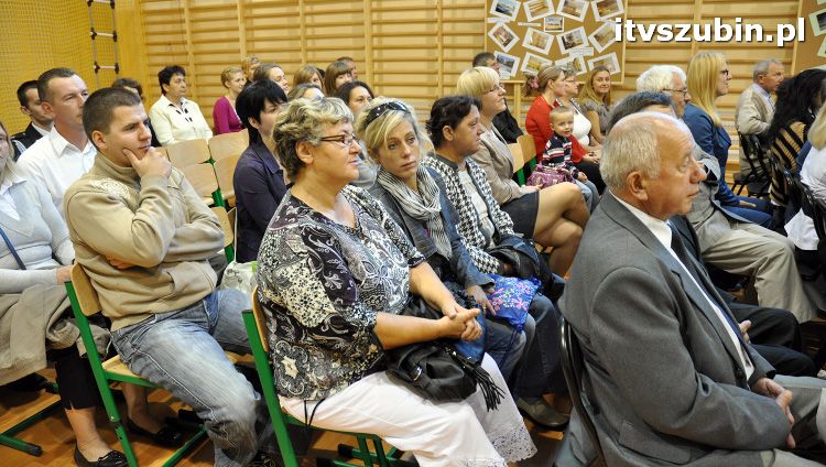 Szkoła w Królikowie ma salę gimnastyczną.