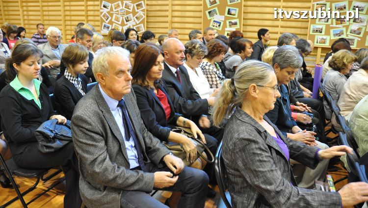 Szkoła w Królikowie ma salę gimnastyczną.