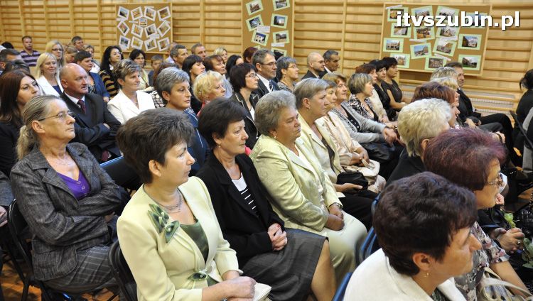 Szkoła w Królikowie ma salę gimnastyczną.