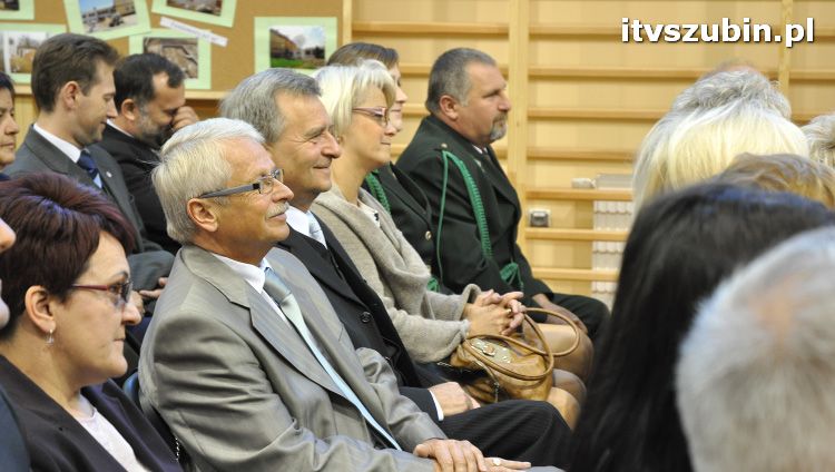 Szkoła w Królikowie ma salę gimnastyczną.