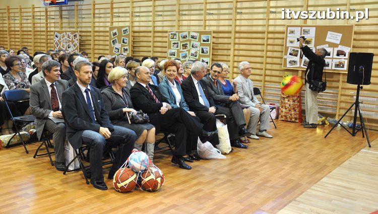 Szkoła w Królikowie ma salę gimnastyczną.