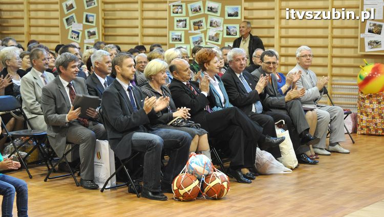 Szkoła w Królikowie ma salę gimnastyczną.