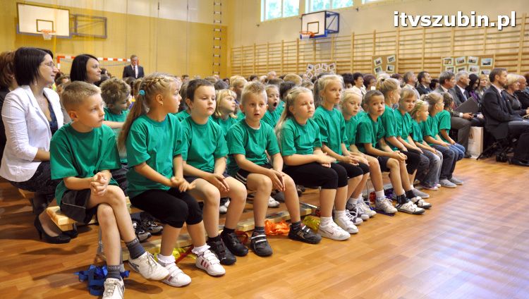 Szkoła w Królikowie ma salę gimnastyczną.