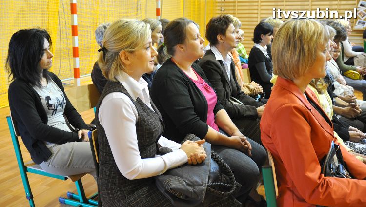 Szkoła w Królikowie ma salę gimnastyczną.