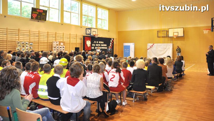 Szkoła w Królikowie ma salę gimnastyczną.