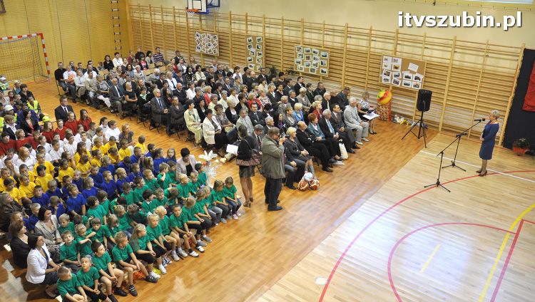 Szkoła w Królikowie ma salę gimnastyczną.