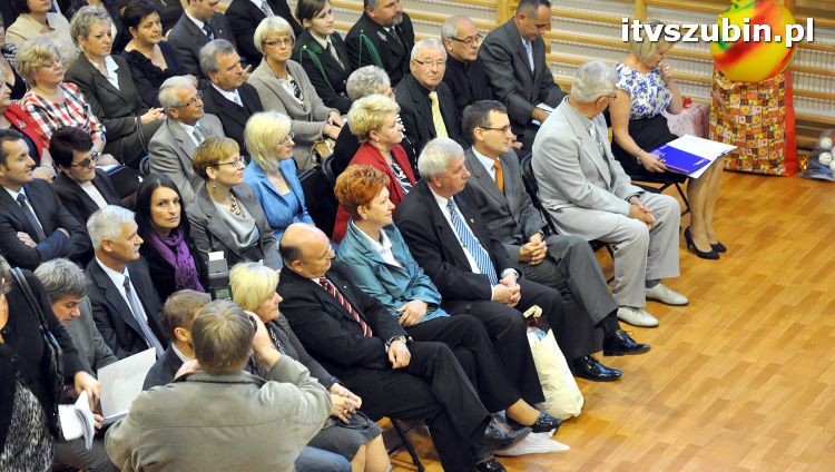 Szkoła w Królikowie ma salę gimnastyczną.