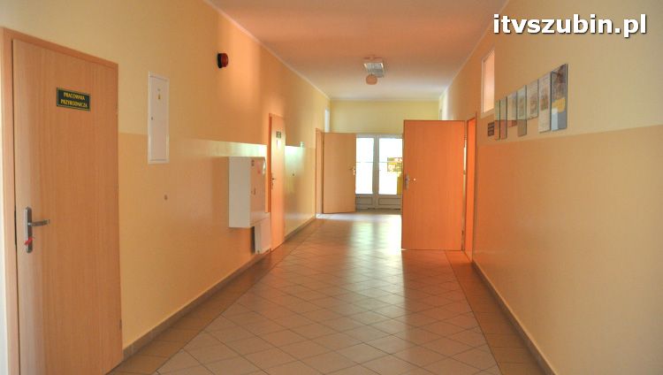 Szkoła w Królikowie ma salę gimnastyczną.