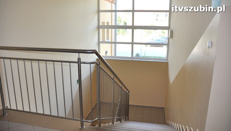 Szkoła w Królikowie ma salę gimnastyczną.