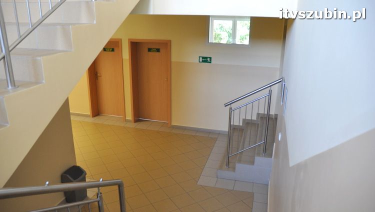 Szkoła w Królikowie ma salę gimnastyczną.