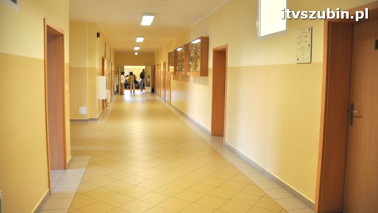 Szkoła w Królikowie ma salę gimnastyczną.