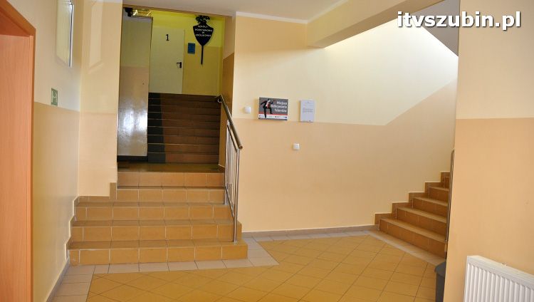 Szkoła w Królikowie ma salę gimnastyczną.