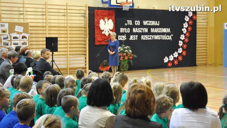 Szkoła w Królikowie ma salę gimnastyczną.