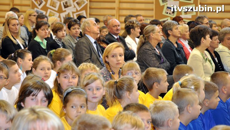 Szkoła w Królikowie ma salę gimnastyczną.