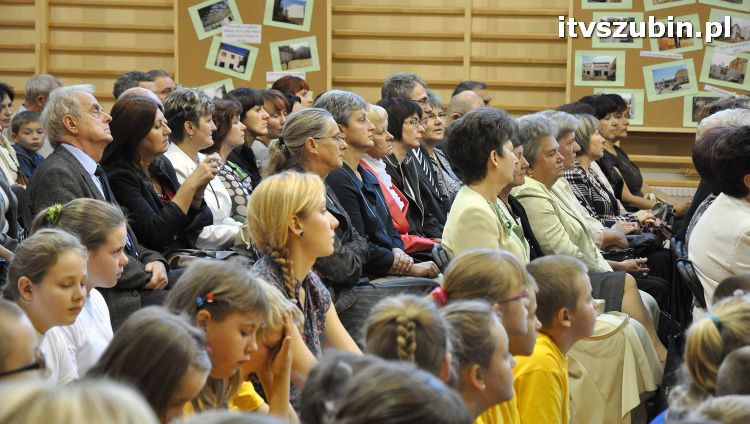 Szkoła w Królikowie ma salę gimnastyczną.