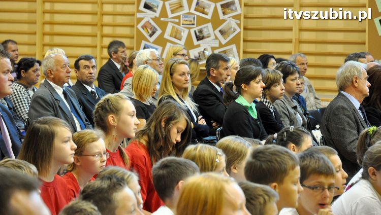 Szkoła w Królikowie ma salę gimnastyczną.