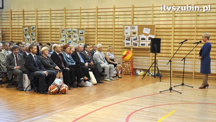 Szkoła w Królikowie ma salę gimnastyczną.