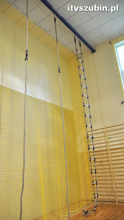 Szkoła w Królikowie ma salę gimnastyczną.