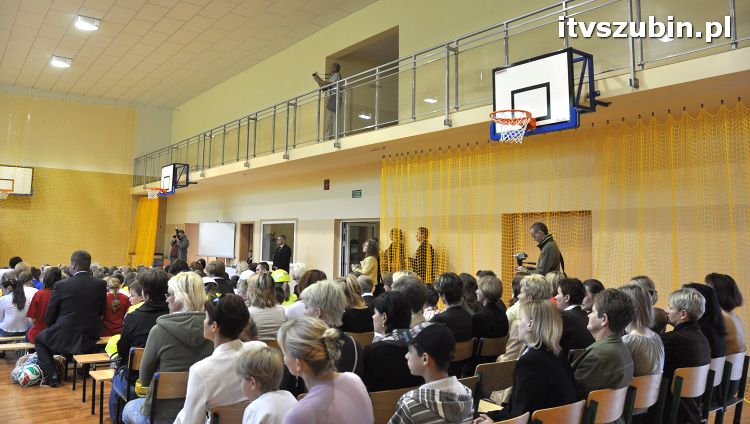 Szkoła w Królikowie ma salę gimnastyczną.