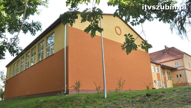 Szkoła w Królikowie ma salę gimnastyczną.