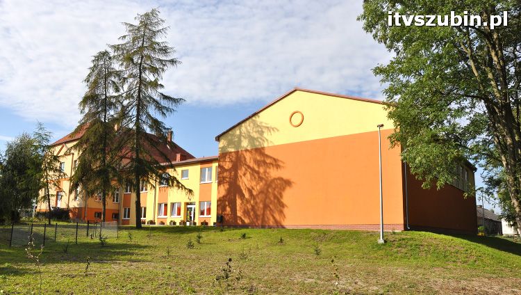 Szkoła w Królikowie ma salę gimnastyczną.