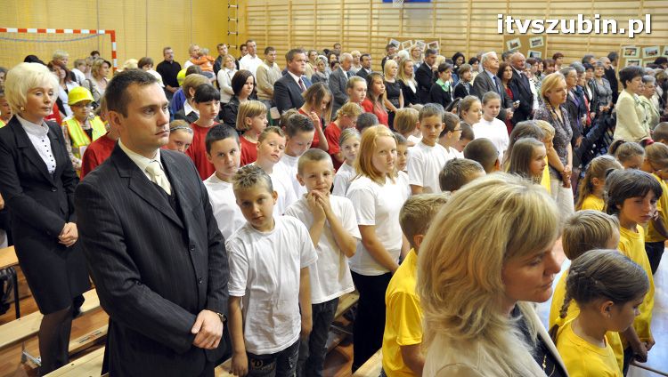 Szkoła w Królikowie ma salę gimnastyczną.