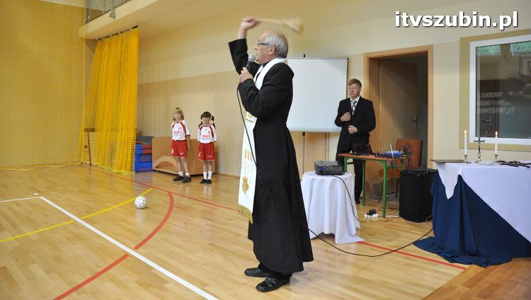 Szkoła w Królikowie ma salę gimnastyczną.