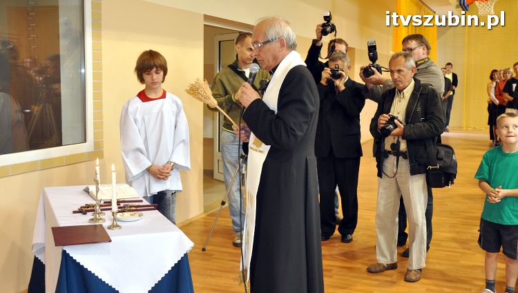 Szkoła w Królikowie ma salę gimnastyczną.