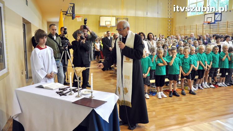 Szkoła w Królikowie ma salę gimnastyczną.