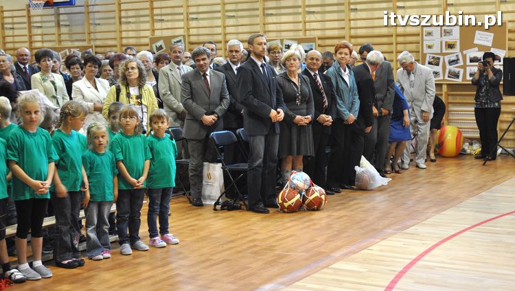 Szkoła w Królikowie ma salę gimnastyczną.