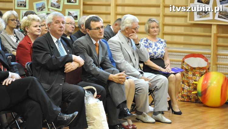 Szkoła w Królikowie ma salę gimnastyczną.