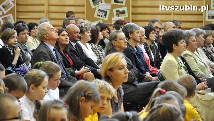 Szkoła w Królikowie ma salę gimnastyczną.